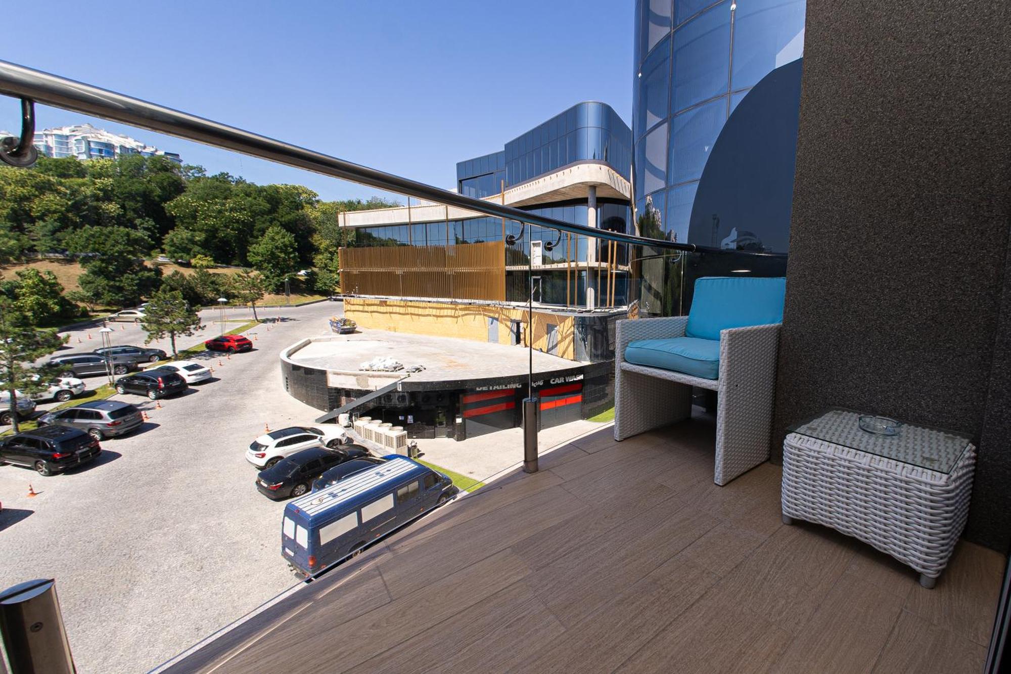 Nemo Hotel Resort & Spa Odesa Exterior foto A balcony
